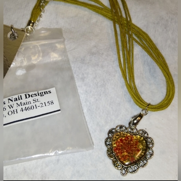 Floral Glass Heart Pendant - Picture 4 of 8